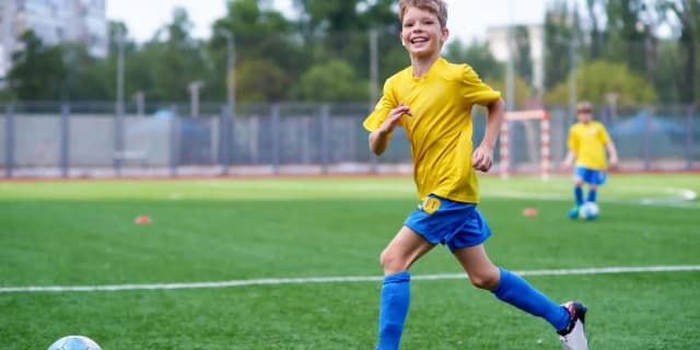 Ile biegają piłkarze podczas meczu? Zaskakujące fakty o dystansie Ile biegają piłkarze podczas meczu? Zaskakujące fakty o dystansie