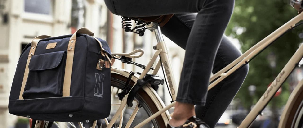 Jak przewozić plecak na rowerze, aby uniknąć problemów i bólu pleców Jak przewozić plecak na rowerze, aby uniknąć problemów i bólu pleców