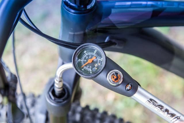 Jak napompować amortyzator w rowerze – uniknij najczęstszych błędów Jak napompować amortyzator w rowerze – uniknij najczęstszych błędów