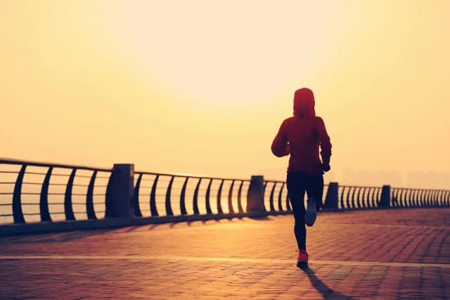 Bieganie rano czy wieczorem: Która pora przynosi lepsze efekty? Bieganie rano czy wieczorem: Która pora przynosi lepsze efekty?