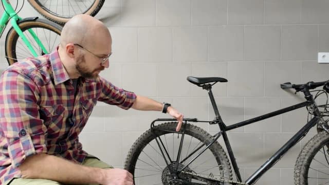 Jak zamontować bagażnik tylny do roweru - uniknij najczęstszych błędów Jak zamontować bagażnik tylny do roweru - uniknij najczęstszych błędów