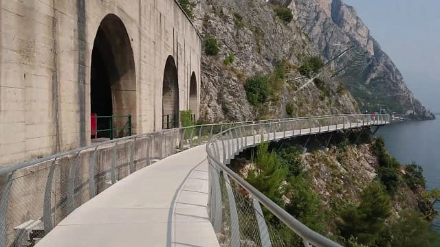 Najlepsze trasy rowerowe w Limone sul Garda – piękne widoki i emocje Najlepsze trasy rowerowe w Limone sul Garda – piękne widoki i emocje