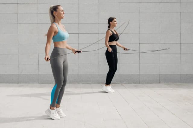 Jaka skakanka do crossfit - wybierz najlepszą dla swoich treningów Jaka skakanka do crossfit - wybierz najlepszą dla swoich treningów